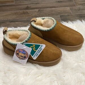 Sheepskins Downunder from Australia, NWT, size 9, super cute